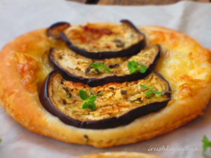 Тарталетки с баклажанами и сыром Бри