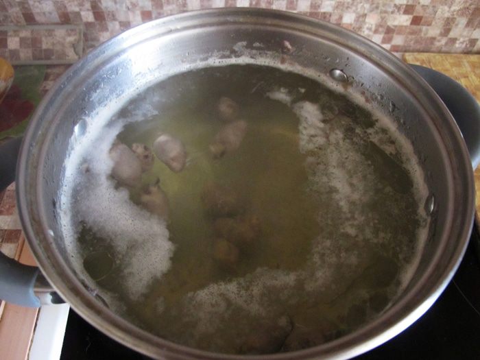 Зеленые щи с потрошками