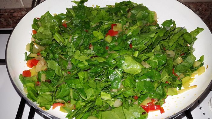 Конвертики с мангольдом, болгарским перцем и зеленью