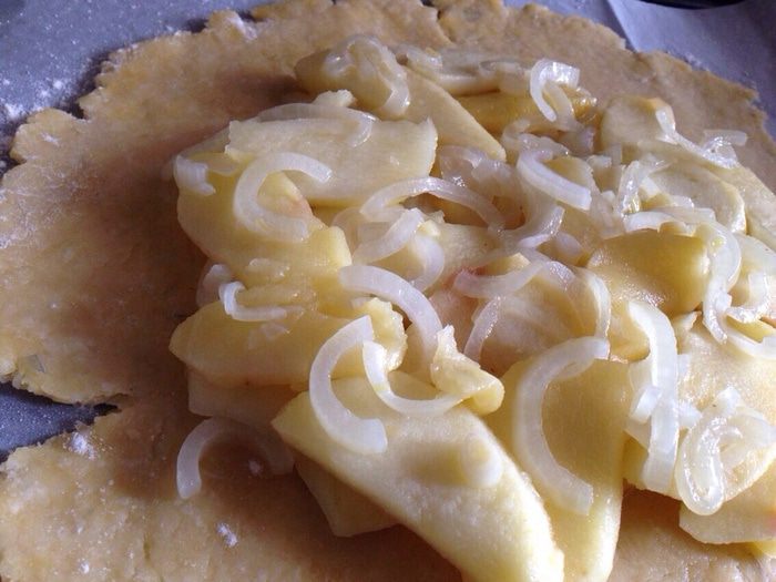 Яблочно-луковая галета