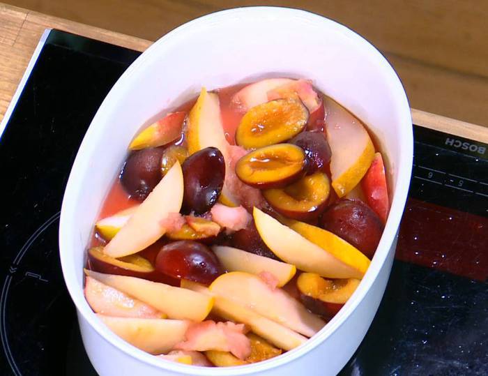 Грушево-сливовый крамбл с творогом и овсяными хлопьями 