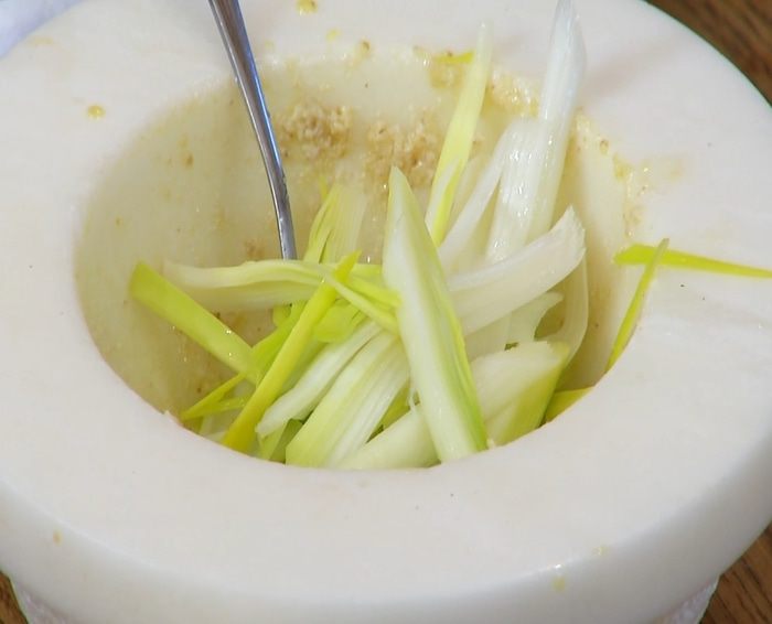 Весенний салат с молодой свеклой, орехами и малиной