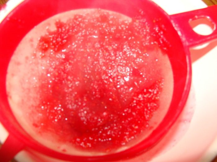 Сырные шарики с начинкой в ореховой панировке под &amp;quot;пьяной&amp;quot; клюквой