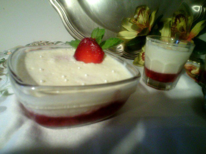 Шоколадный белый мусс с клубникой, мятой и вербеной