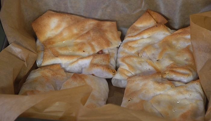 Конвертики из фило с запеченными яблоками 