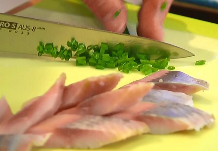 Овощные драники с селедкой