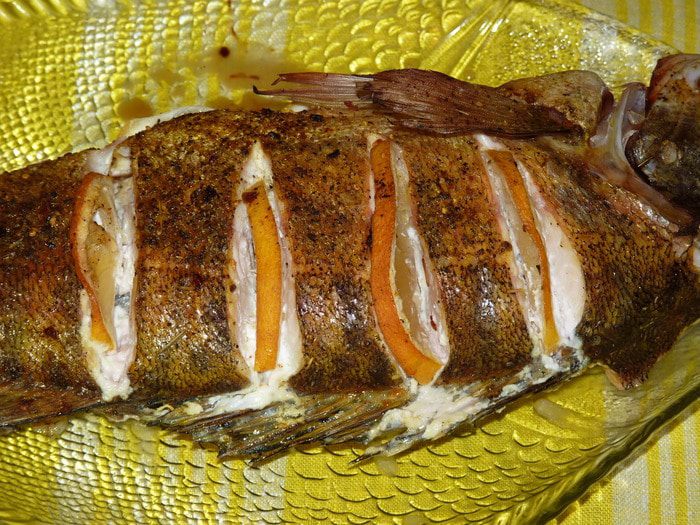 Судак с лимоном и луком
