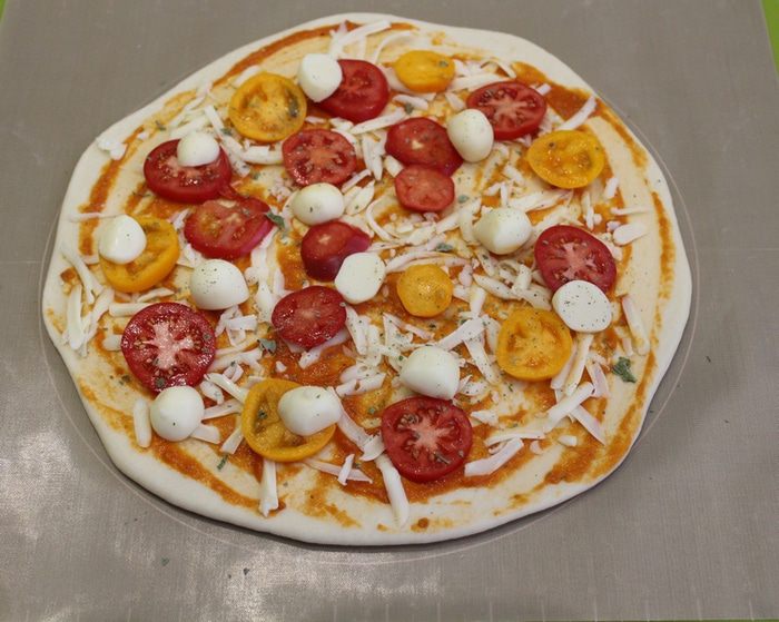 Пицца с сыром скаморца