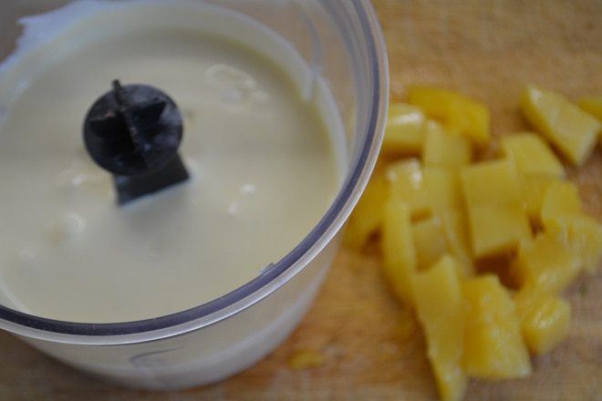 Американские панкейки со сметанно-манговым соусом