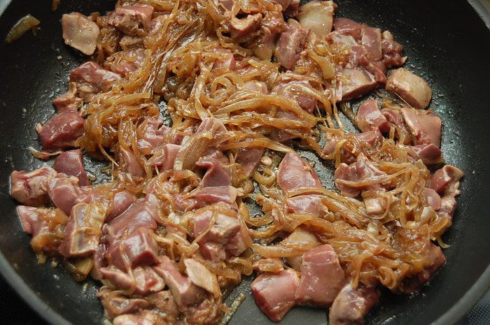 Гречневая паста с печенью и карамелизованным луком
