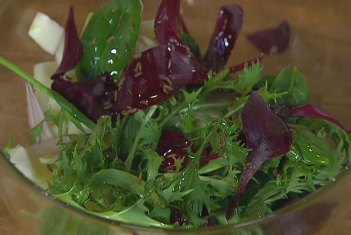 Тосты с рыбой карри и свекольным салатом 