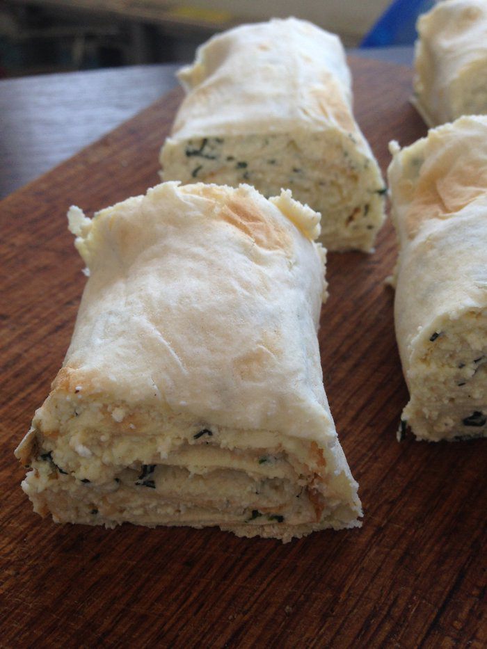 Слоеный пирог из лаваша с творогом, сыром и зеленью