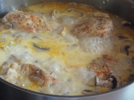 Курица под соусом из шампиньонов