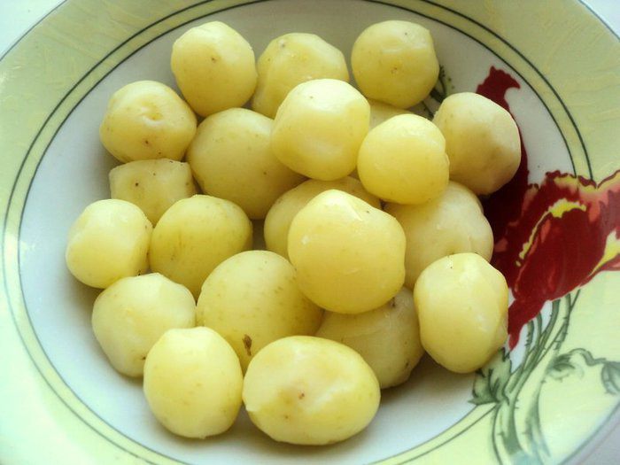 Картофельный салат с соусом песто