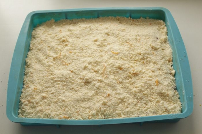 Кекс с брусникой и лимонным штрейзелем