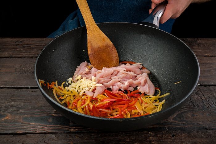 Жареный рис с курицей