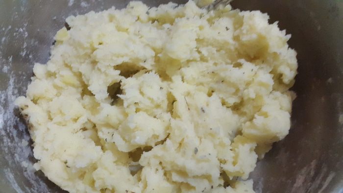 Постные картофельные клёцки с луком, грибами и сельдереем