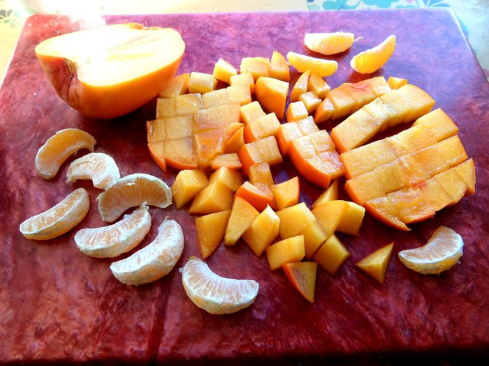 Шарлотка с ананасом и хурмой