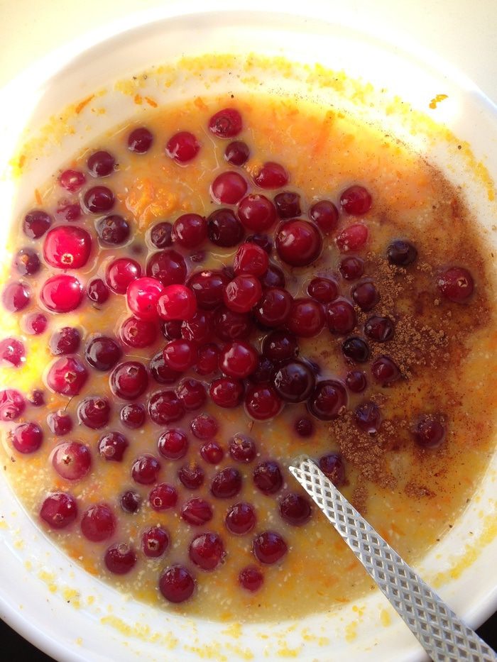 Кекс на сыворотке из кукурузной крупы с клюквой и апельсиновой цедрой