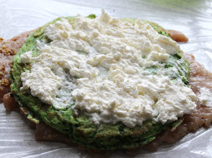 Запеченный куриный рулет с омлетом