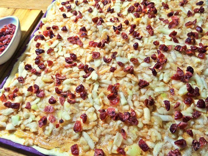 Пирог из булочек с арахисовой пастой и яблоками