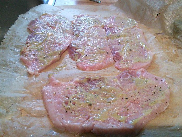 Свиные шницели, запеченные в остром цыганском соусе