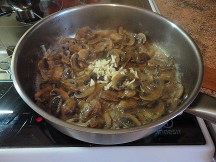 Морской окунь с грибами и пореем