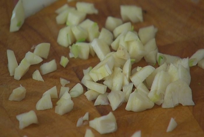 Купаты, запеченные с пореем и яблоками