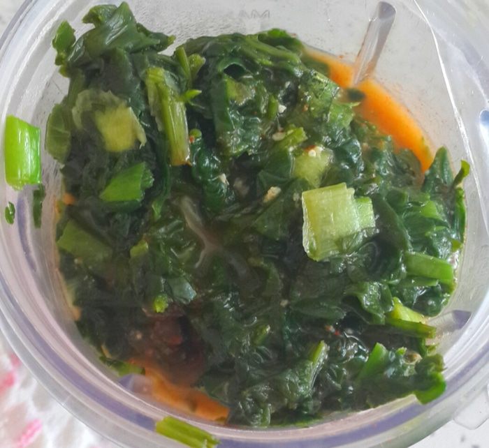 Салат с сыром и зеленым соусом