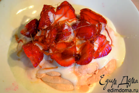 Десерт &amp;quot;Анна Павлова&amp;quot; с йогуртом, клубникой и сахарными нитями