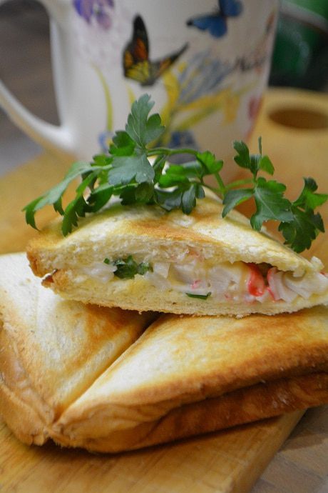 Тосты с сыром и крабовыми палочками