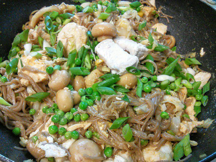 Лапша с курицей и овощами 