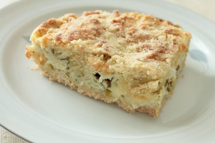 Насыпной пирог с творогом и зеленью