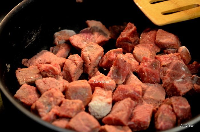 Тушеная говядина с зелеными оливками