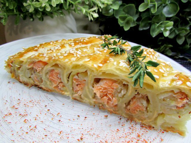 Слоеный пирог с форелью и картофелем