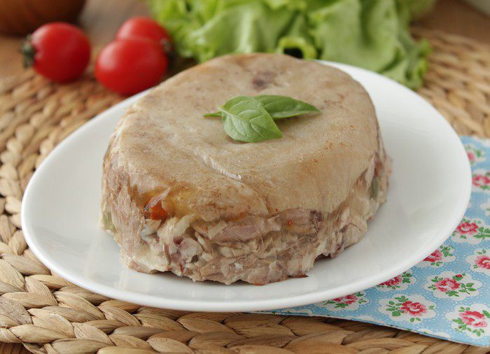 Террин из свиной рульки с каперсами и вялеными томатами 