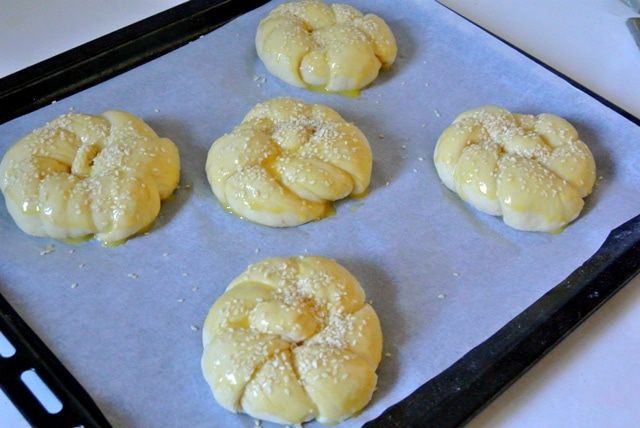 Сдобные булочки с кунжутом