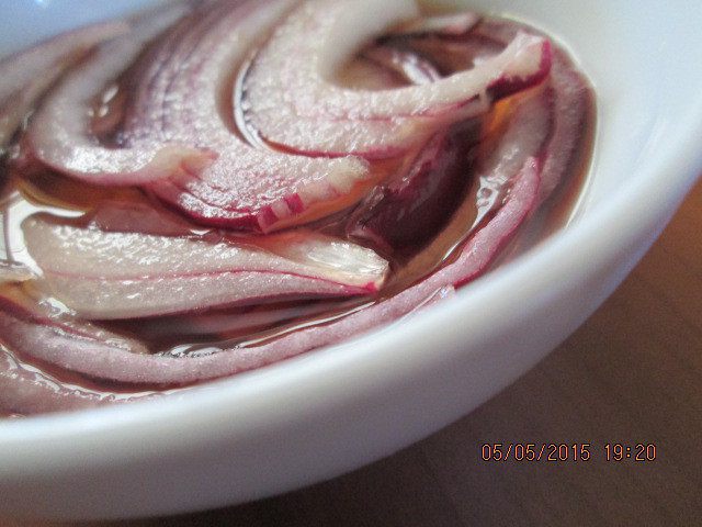 Мороженое-закуска с сельдью и маринованным луком