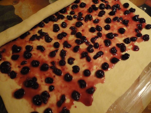 Булочки-ссобойки с вишней и апельсиновым сиропом