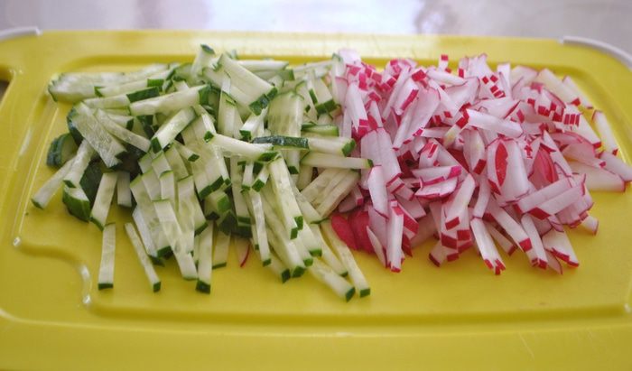 Салат из редиса и огурцов с куриной печенью
