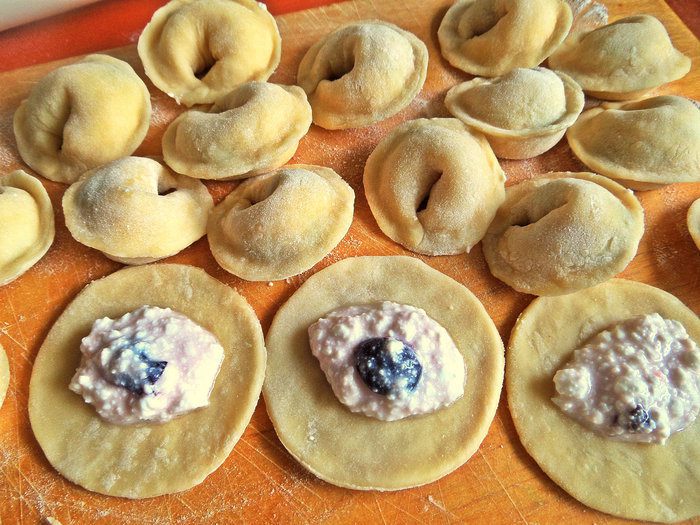 Вареники с творогом и черешней