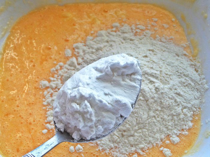 Пирог бисквитный с черникой