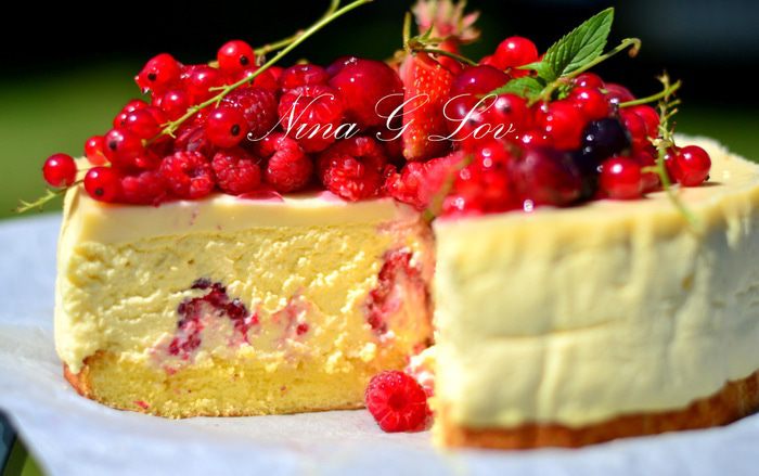 Творожный торт-мусс с ягодами в белом шоколаде