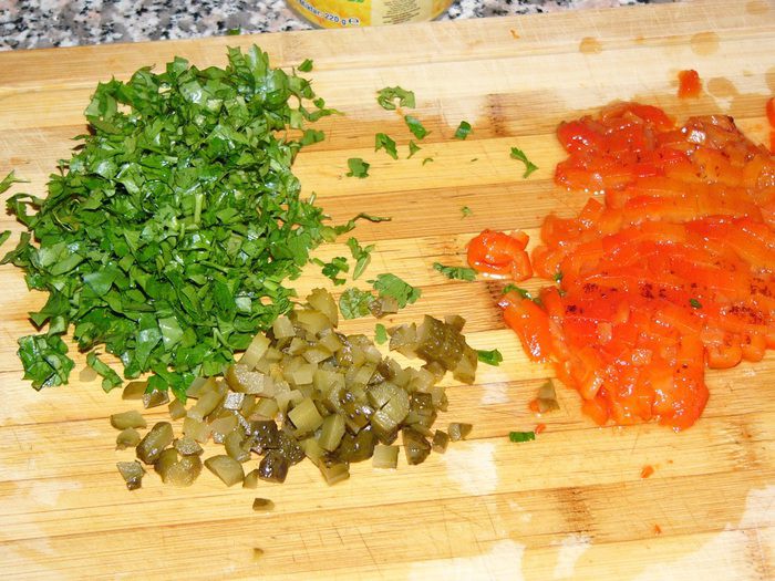 Картофельный торт-салат под йогуртовым соусом