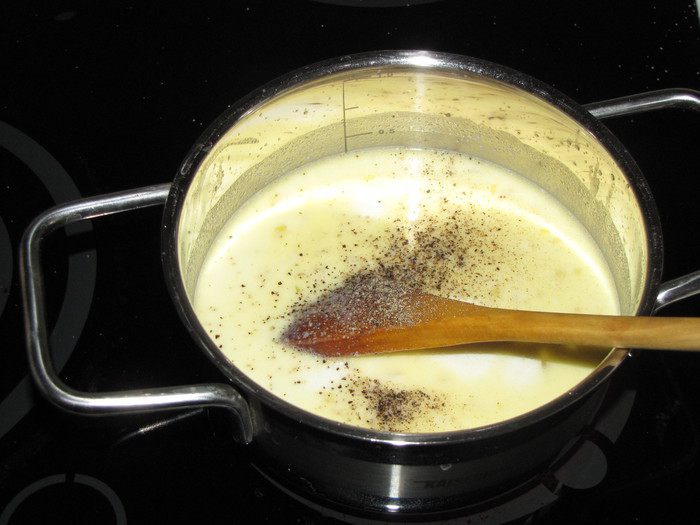 Тосты с сырным соусом и помидорами черри