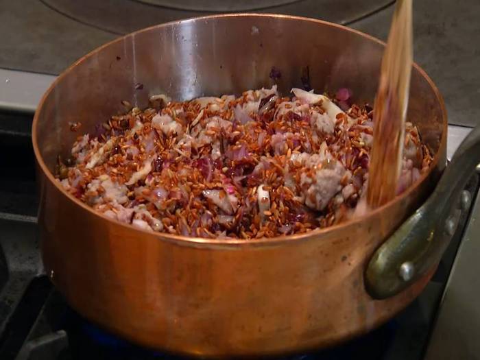 Красный рис с купатами и радиккио