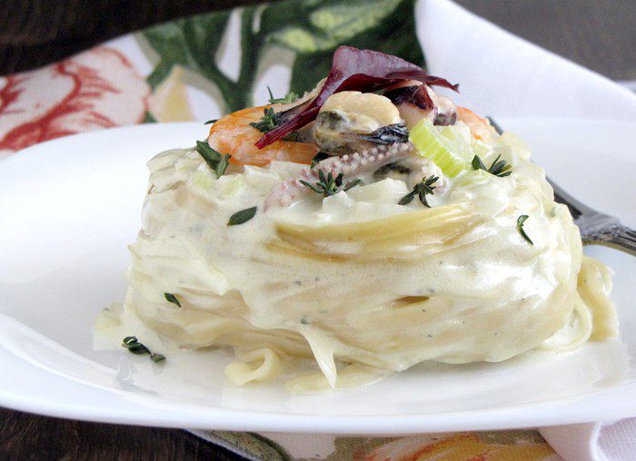 Морское ассорти в &amp;quot;гнездах&amp;quot; из тальятелле