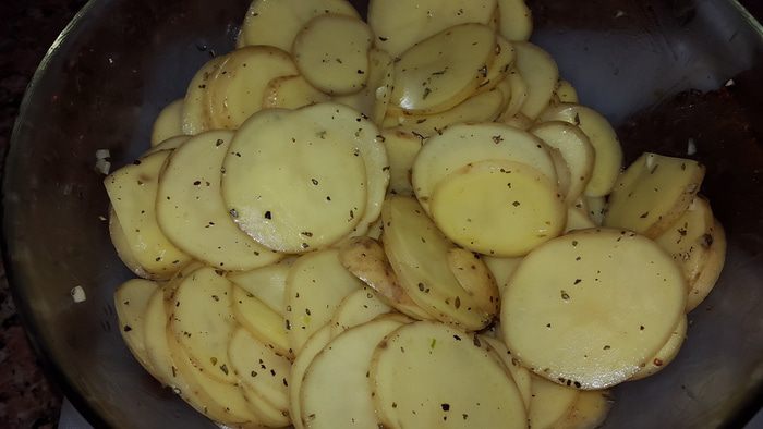 Картофель, запеченный с моцареллой, вялеными томатами и кунжутом