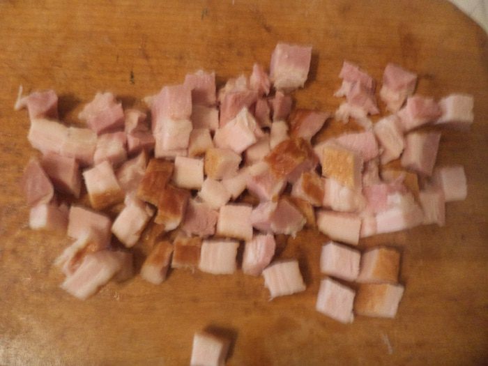 Салат из авокадо, копченой рыбки и бекона