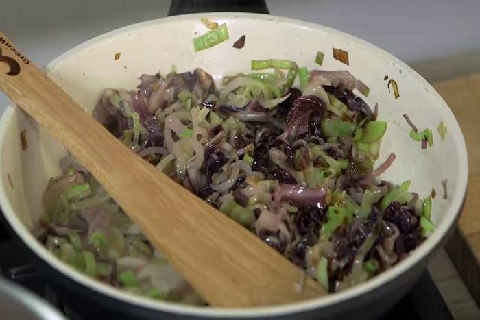 Паста с радиккио, орехами и сыром 